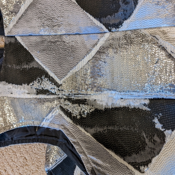 Beulah Style Silver/Black Geometric Peplum Sleeveless Top - Picture 8 of 11